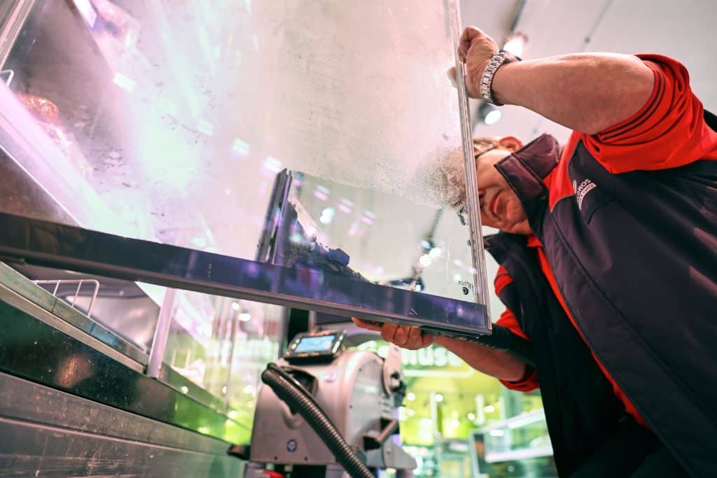 Nach der Reinigung mit beam steht dem Einkaufserlebnis im Selgros Fürth mit dem vollen Durchblick nichts mehr im Weg. Foto: Daniel Karmann/beam.