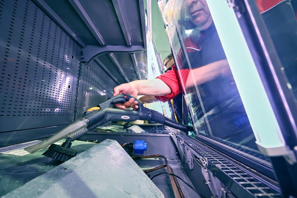 Mit heißem Trockendampf wird die empfindliche Technik schonend saubergebeamt. Foto: Daniel Karmann/beam. 