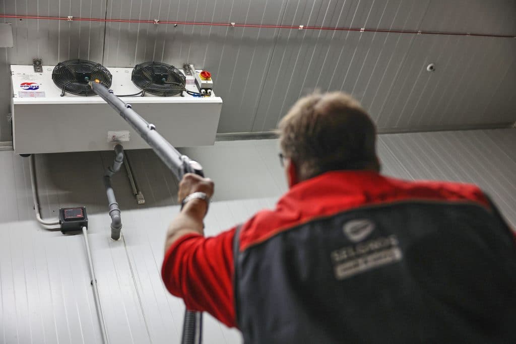 Anstatt einen Reinigungsdienstleister beauftragen zu müssen, reinigt Ralph Seibt den Verflüssiger am Kühlaggregat einfach selbst mit dem Dampfsaugsystem. Foto: Daniel Karmann/beam. 