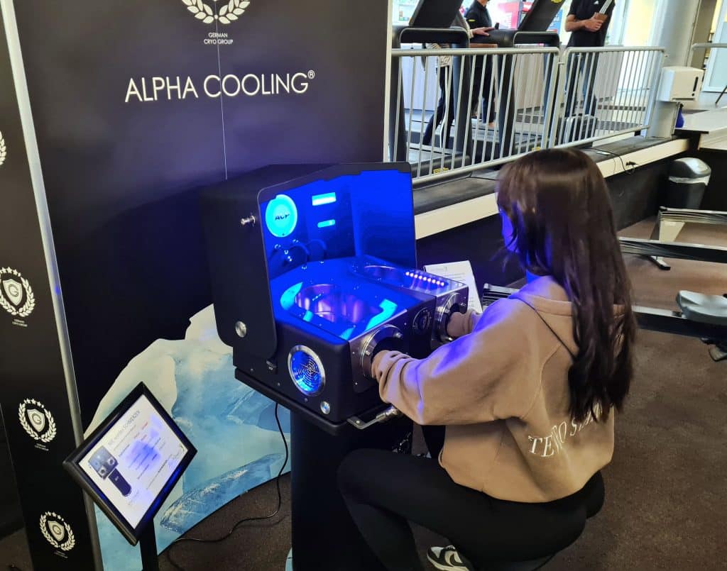 Bei Alpha Cooling legen die Anwender ihre Hände einfach für fünfmal zwei Minuten in die Unterdruckkammern der Anti-Schmerzbox. Foto: Paul Hammel. 
