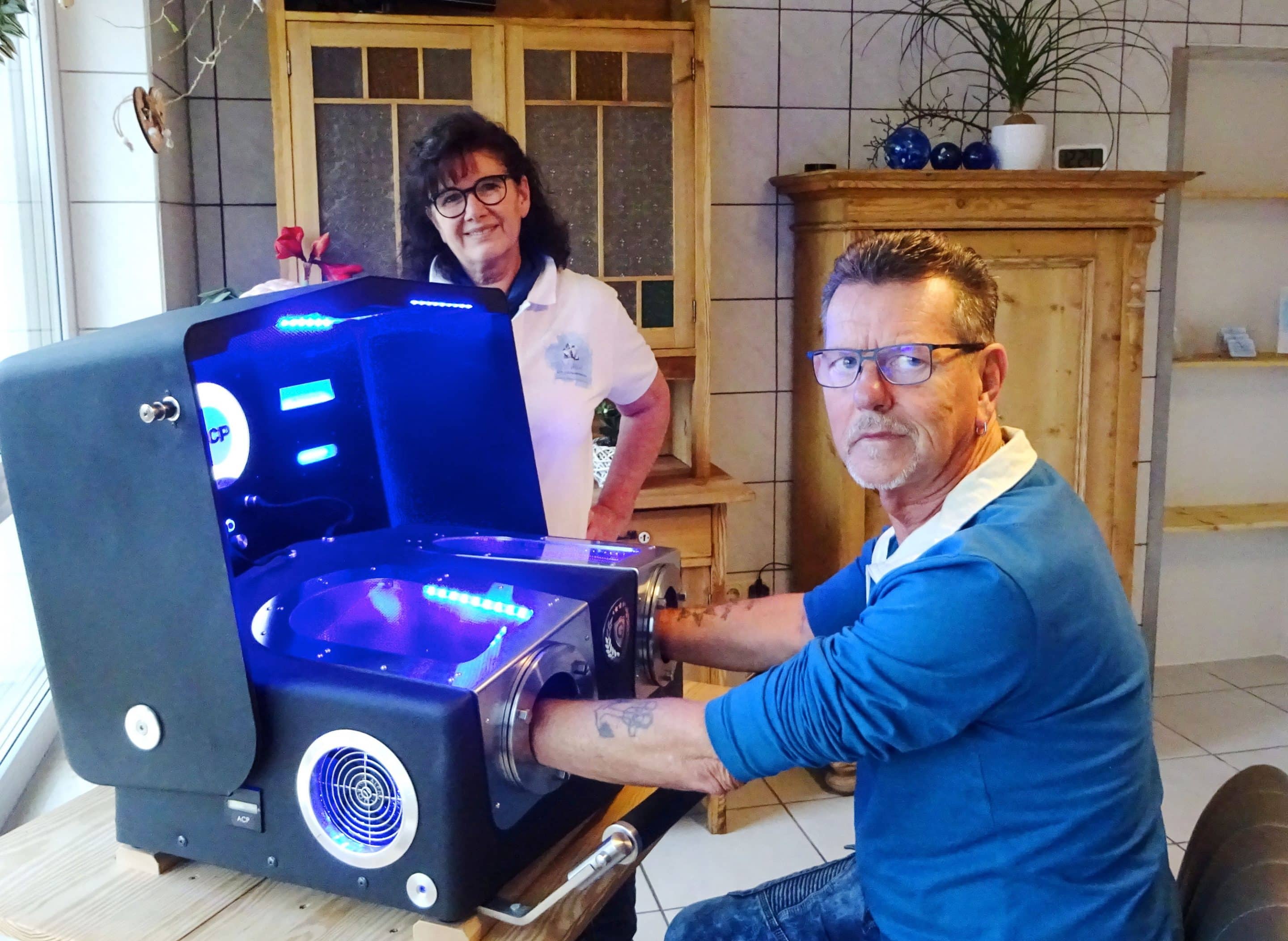 Petra Schneider bietet ab sofort die innovative Anwendung Alpha Cooling Professional an. Ihr Mann Uwe Schneider ist begeisterter Anwender. Foto: Wipfelder Kälteanwendung.