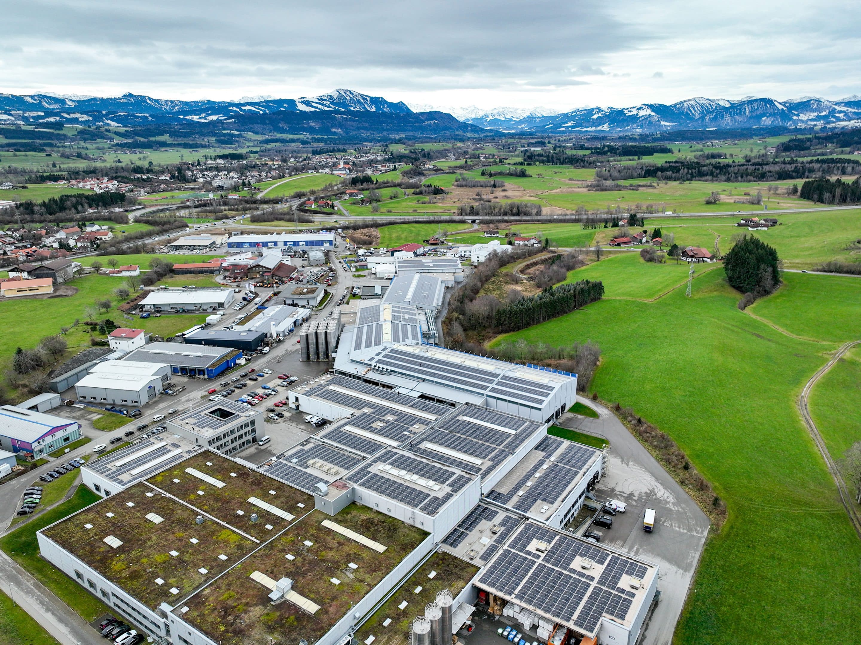 Eine der größten Aufdach-Solaranlagen Bayerns: Die Photovoltaik-Anlage auf dem Firmendach bei allvac in Waltenhofen spart umgerechnet rund 2.500 Tonnen CO2 im Jahr. Foto: allvac