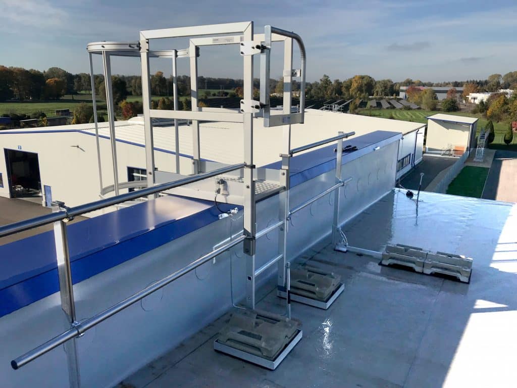 Mit dem neuen Montagesatz ´Ballast´ können Attika-Überstiege durchdringungsfrei ohne zu bohren auf der Abstiegsseite auf dem Dach aufgestellt werden. Foto: Munk Günzburger Steigtechnik.
