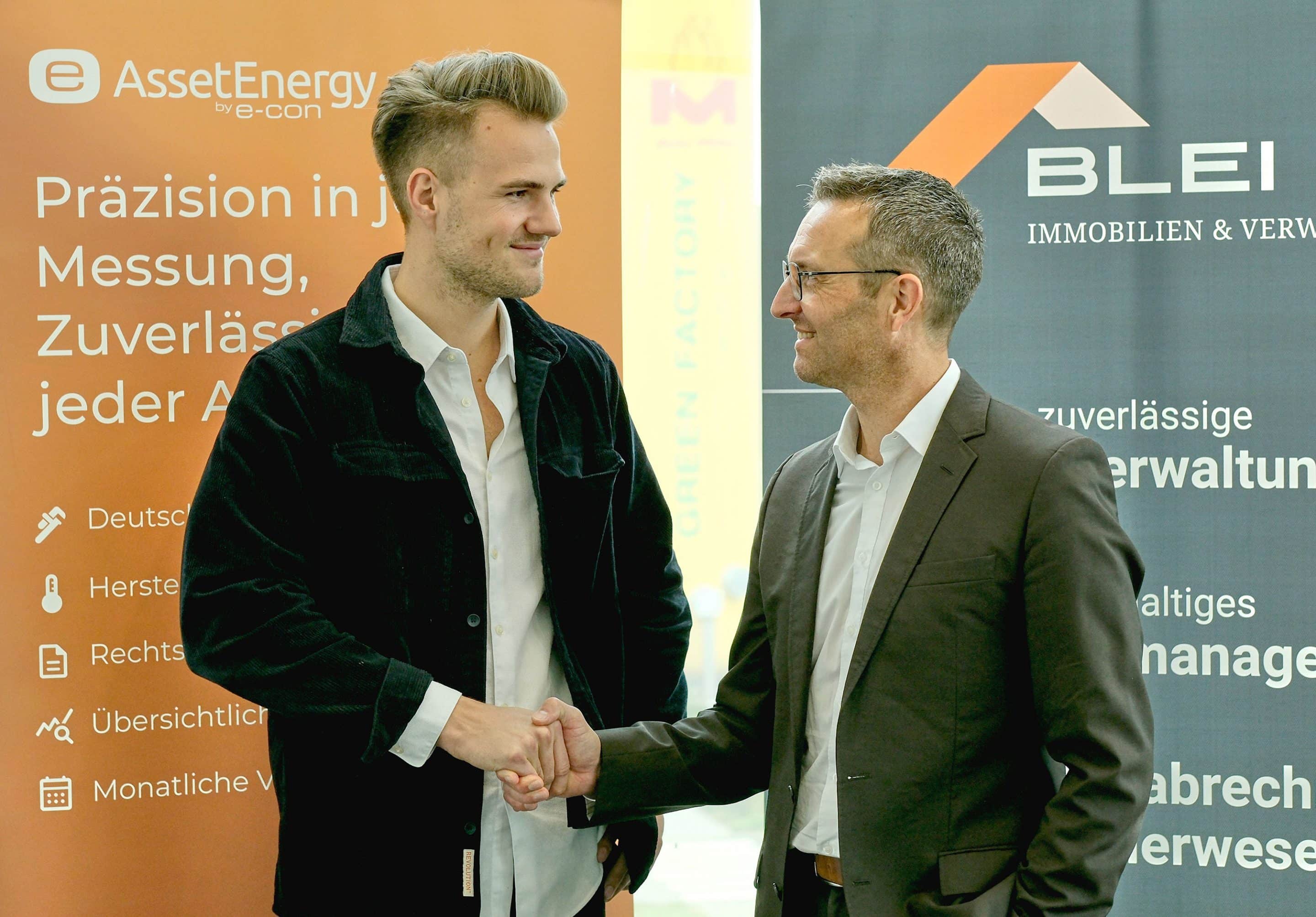 Starten gemeinsam digital durch: Lars Klocke von Asset Energy und Thomas Blei von Blei Immobilien. Foto: Ingo Jensen/Asset Energy