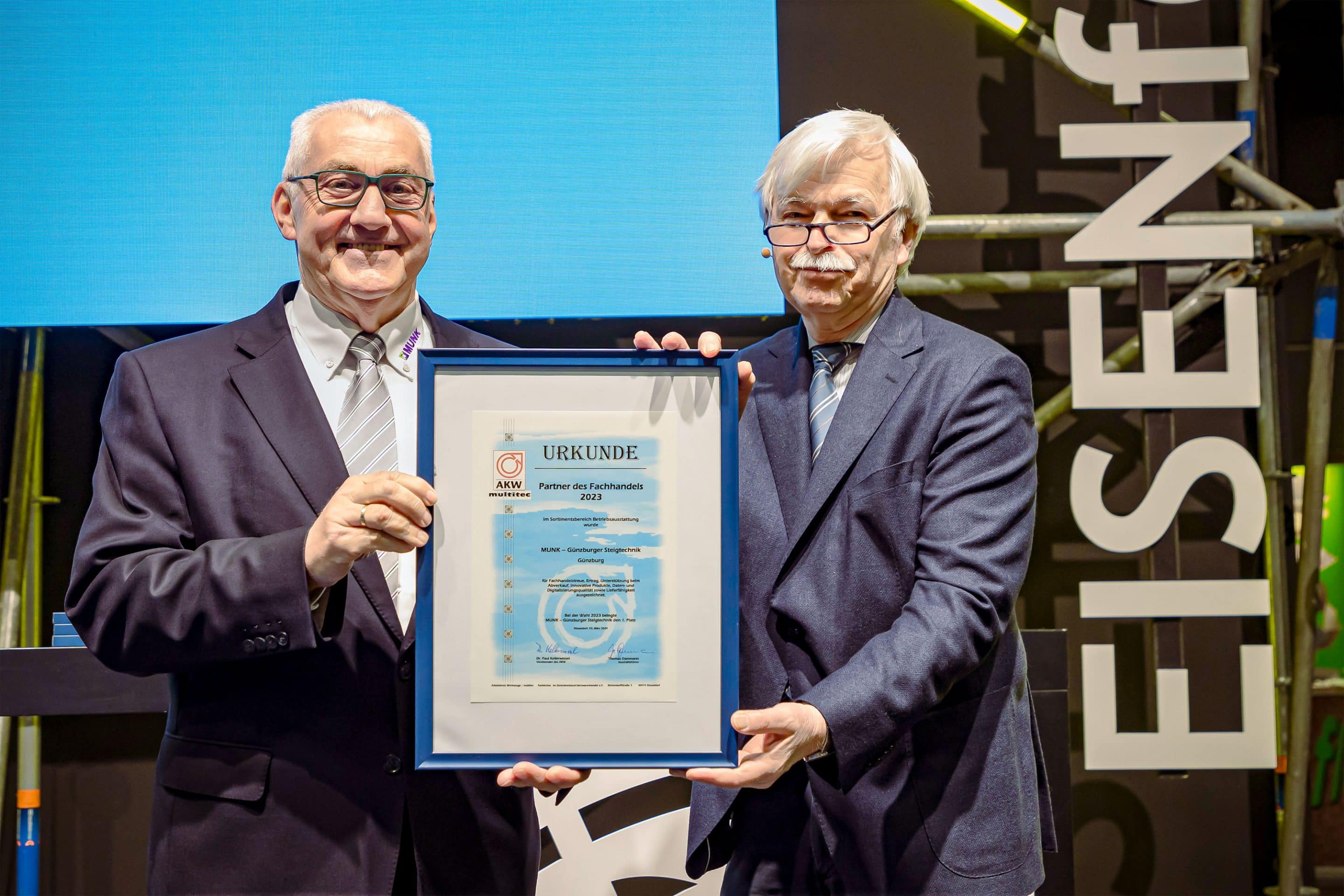 Ferdinand Munk (links) freut sich über die Auszeichnung als Partner des Fachhandels im Sortimentsbereich „Betriebsausstattung“. Rechts: Dr. Paul Kellerwessel (Präsident ZHH). Foto: ZHH.