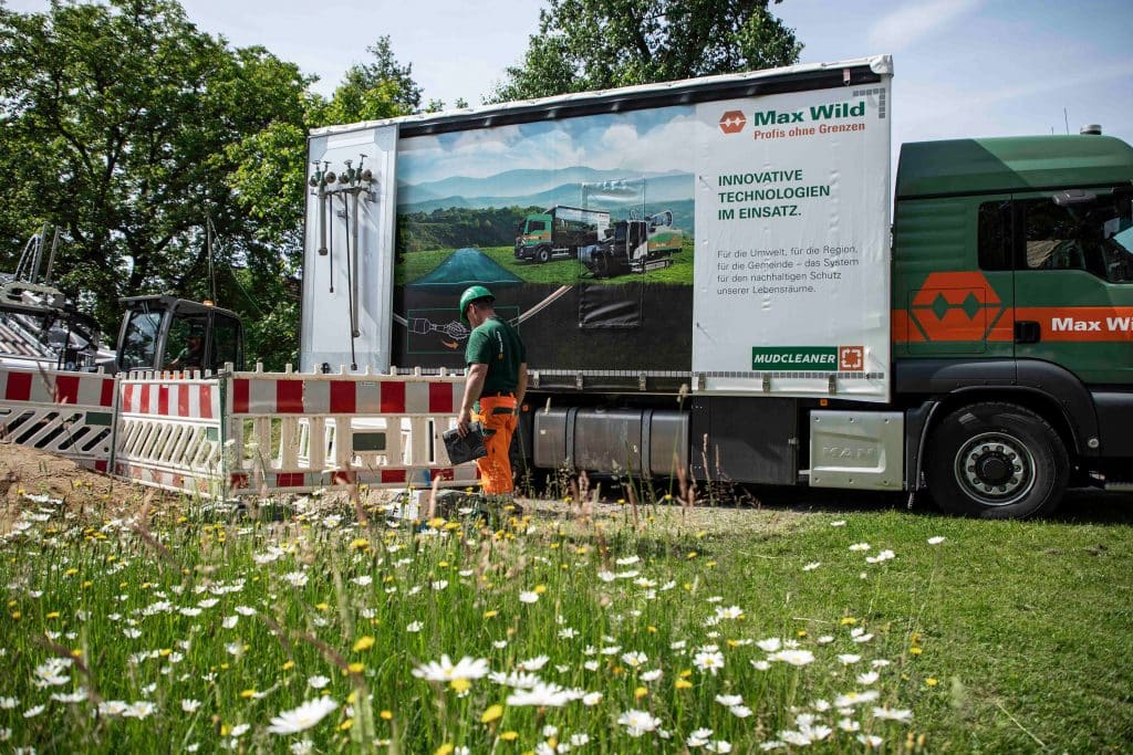 Nachhaltige Baustelle: Der Mudcleaner Truck im Einsatz in Tettnang, Baden-Württemberg. Insgesamt 6.700 laufende Meter neue Wasserleitungen wurden dort im HDD-Verfahren verlegt. Foto: Max Wild