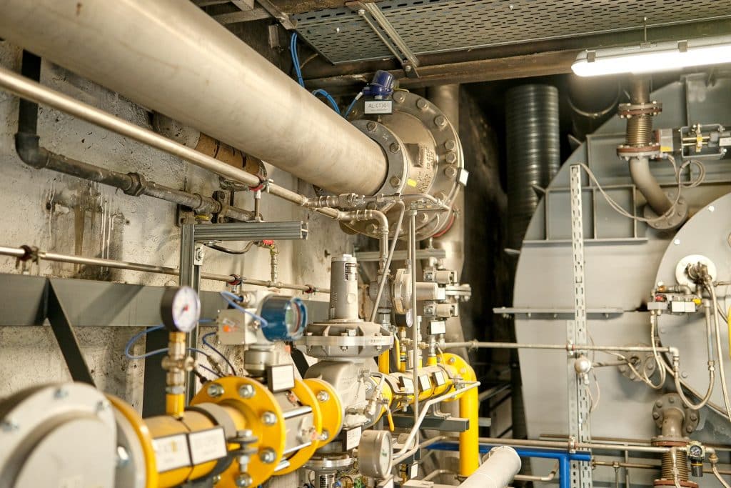 Waste to Energy: Die Energie aus dem Drehrohrofen nutzt die Richard Geiss GmbH für die Lösemitteldestillation und spart damit rund ein Viertel Gas sowie 1.482 Tonnen CO2 im Jahr. Foto: Ingo Jensen/Richard Geiss
