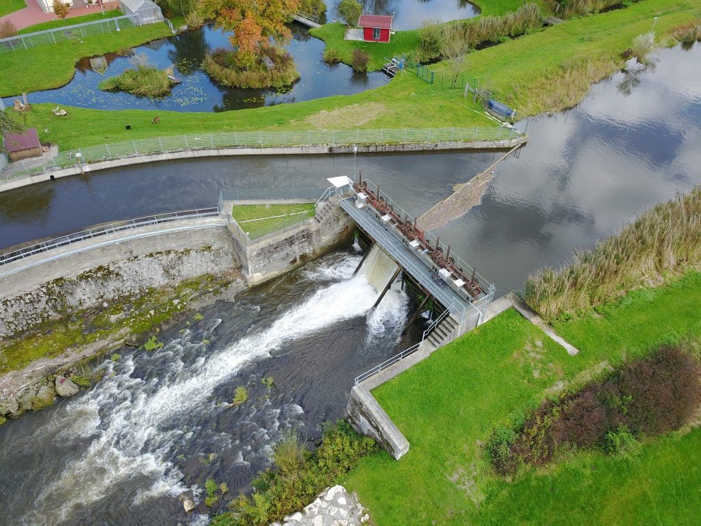 Wasser aus der Mindel wird im hauseignen Wasserkraftwerk der Richard Geiss GmbH zu Strom. Foto: Bastian Geiss/Richard Geiss