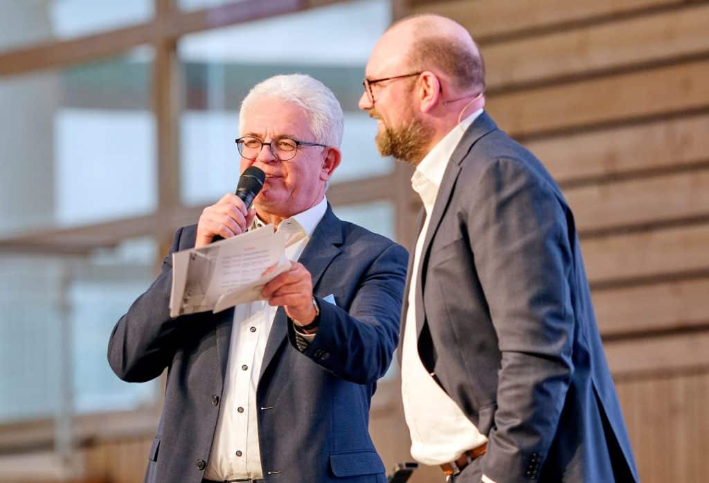 Anton Gugelfuß im Austausch mit Lobbyist Thomas Drinkuth (rechts). Foto: Ingo Jensen/Gugelfuss