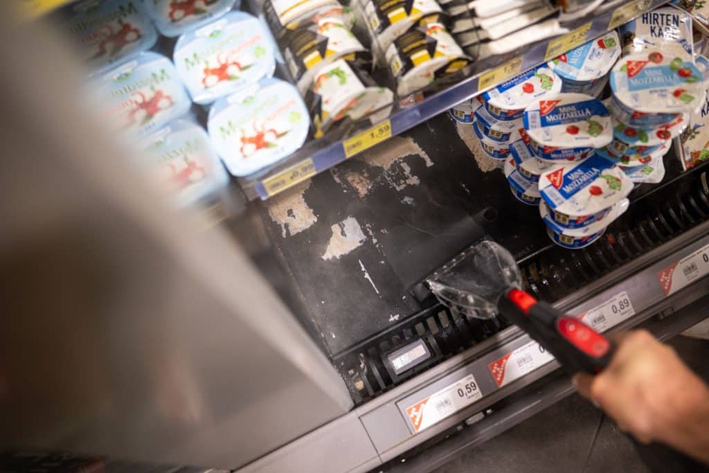 Weder ausgelaufene Lebensmittel noch festgeklebte Verpackungsreste haben in der MoPro-Abteilung eine Chance. Foto: Lukas Schulze/beam.