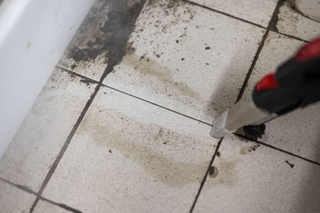 Der Wow-Effekt mit beam zeigt sich auch bei der Reinigung der Fugen am Boden: Mit Volldampf wird selbst die letzte Verschmutzung entfernt. Foto: Lukas Schulze/beam.