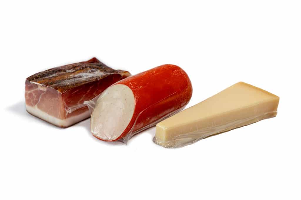 Maximale Haltbarkeit bei minimaler Verpackung: der Schrumpfbeutel von allfo für Fleisch, Wurst und Käse. Foto: allfo