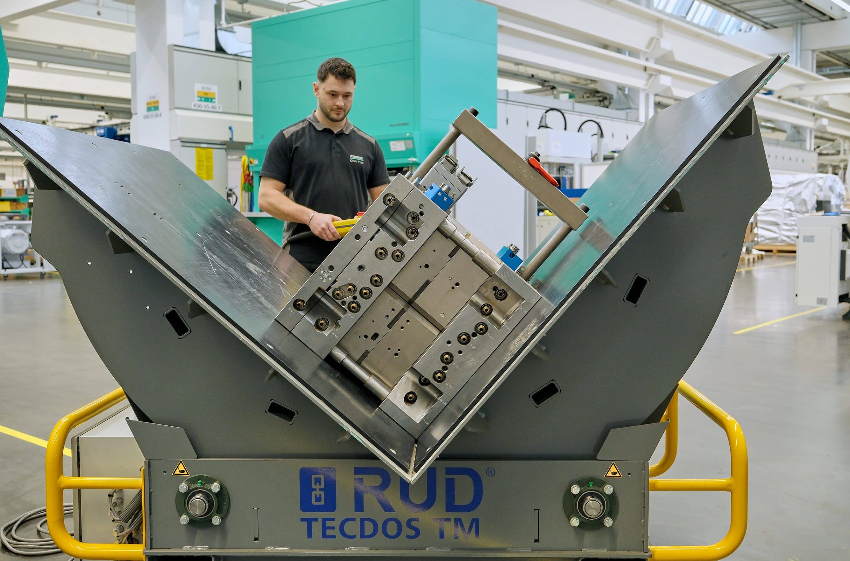 Im Schwerpunkt: Der Wendetisch RUD Tecdos TM wendet Tools und Werkzeuge sanft und sicher. Foto: Ingo Jensen/RUD