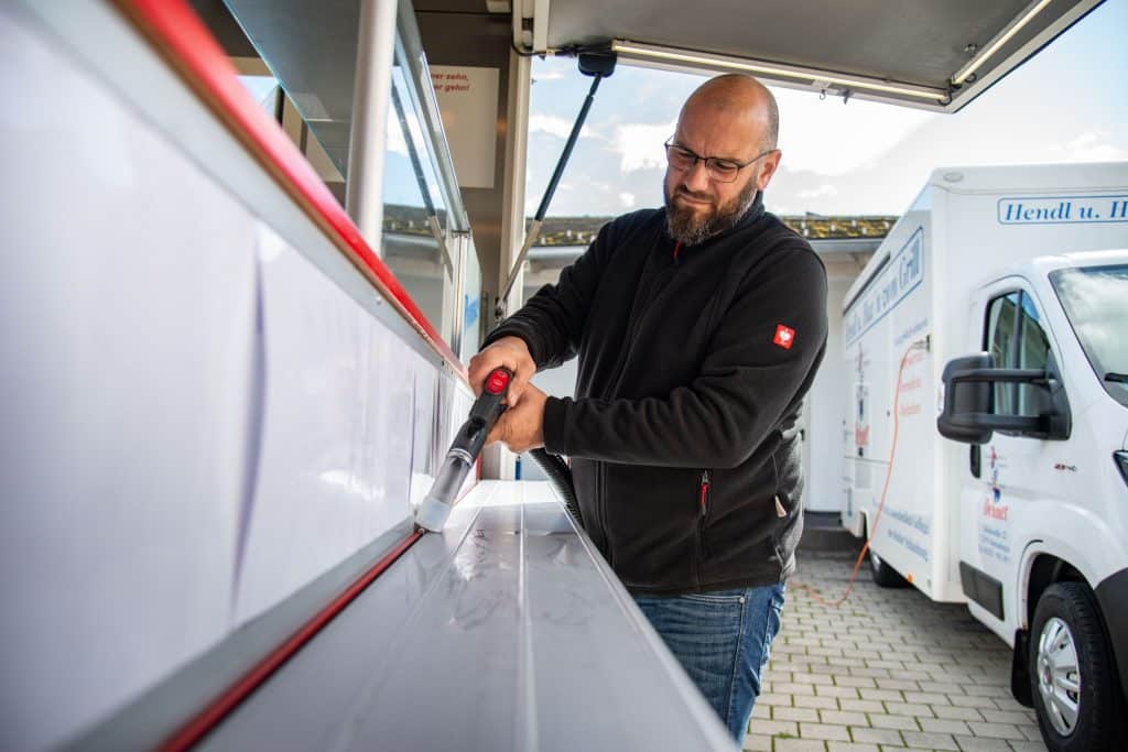 Axel Dehner vertraut bei der Reinigung seiner Hähnchenwagen auf die Dampfsaugsysteme von beam. Foto: Tim Aierstock/beam.