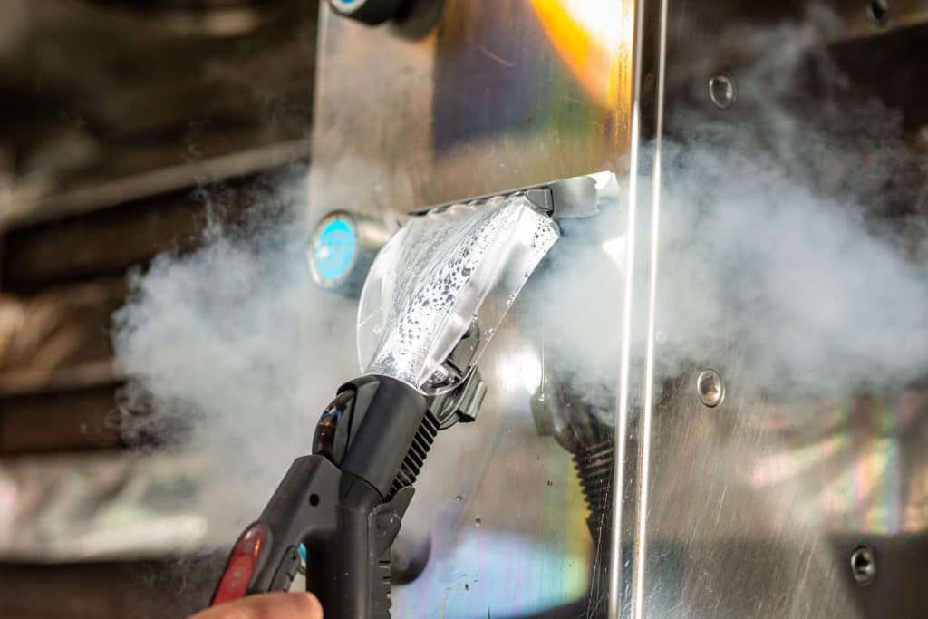 Volle Lebensmittelsicherheit: Die Dampfsaugsysteme von beam arbeiten komplett ohne Chemie. Foto: Tim Aierstock/beam.