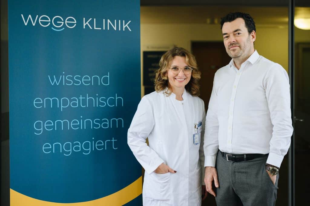 Nicolas Ploquin, der neue CEO der Mercurius Health Group, mit PD Dr. med Azize Boström, Chief Medical Officer der WEGE-Klinik in Bonn. Foto: Lukas Schulze/Mercurius Health