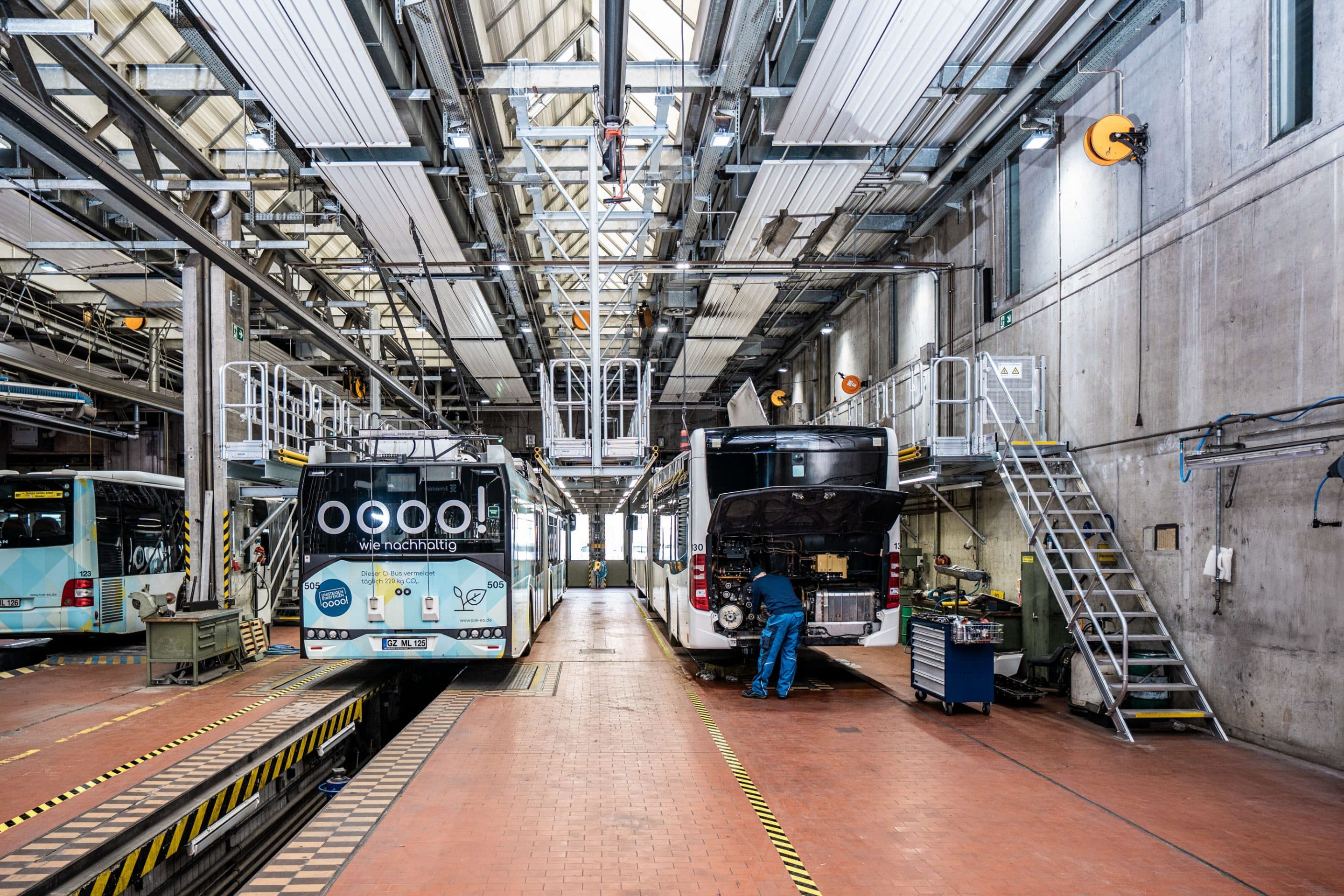 Elektrisch oder manuell verstellbare Arbeitsbühnen der Munk Günzburger Steigtechnik sorgen für Effizienz und Sicherheit bei der Wartung von Bussen. Foto: Munk Group