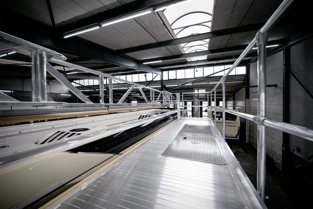Die Arbeitsplattformen lassen sich bei Bedarf mit Spaltmaß Null an die Außenhaut der Fahrzeuge andocken. Foto: Munk Group