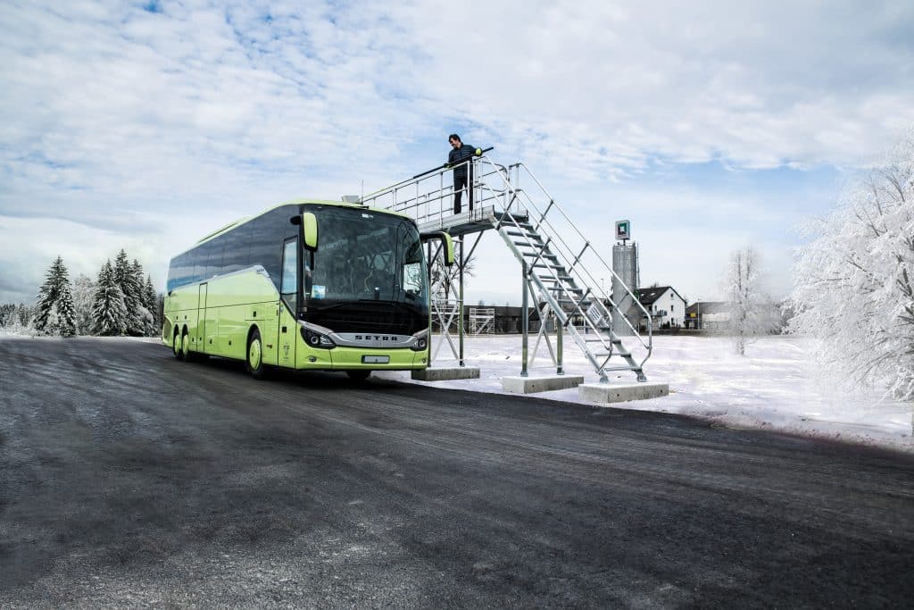 Im Winter sorgen Enteisungsanlagen der Munk Günzburger Steigtechnik für Sicherheit von Bussen im Linien- und Reiseverkehr. Foto: Munk Group