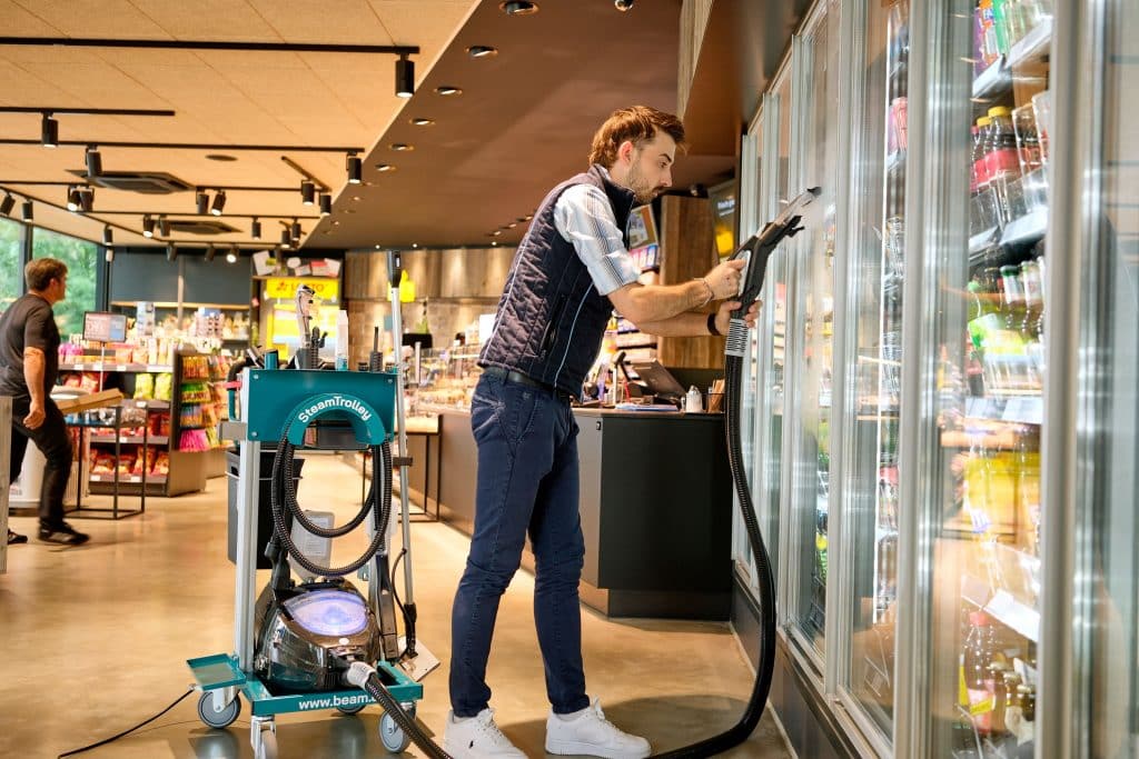 Florian Hofmann reinigt die Kühlregale in seiner Tankstelle hygienisch mit dem carbon UVC von beam. Foto: Ingo Jensen/beam