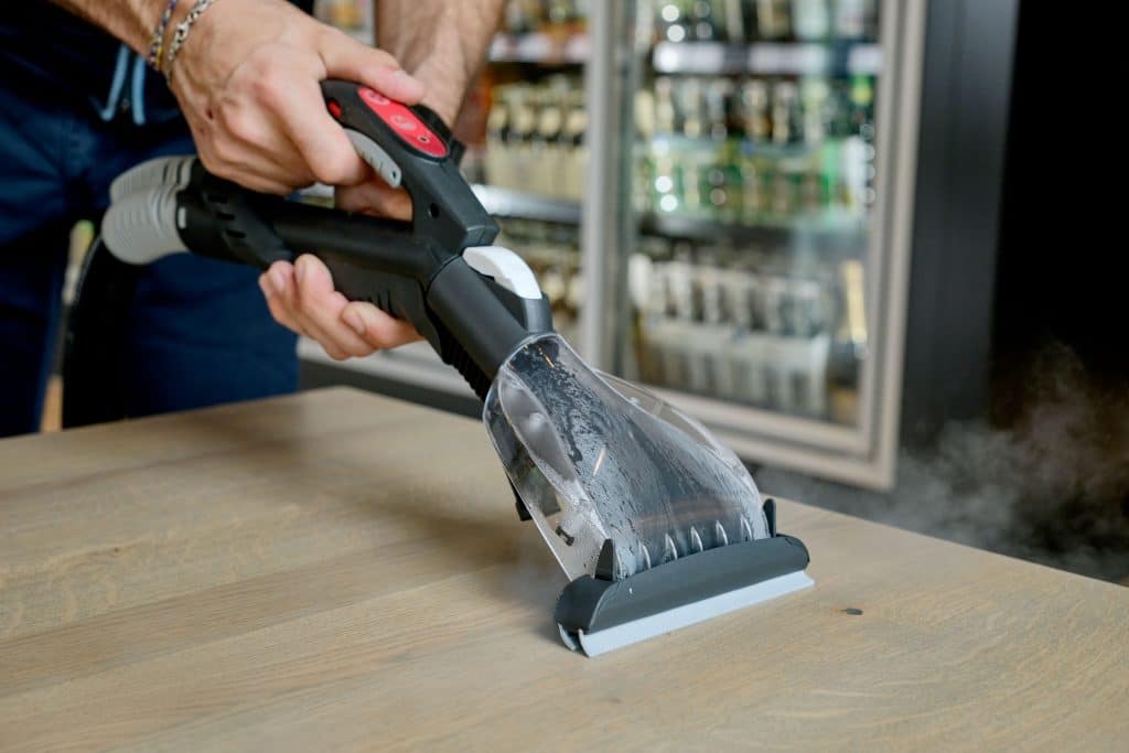 Auch die Bistrotische werden hygienisch gereinigt. Foto: Ingo Jensen/beam