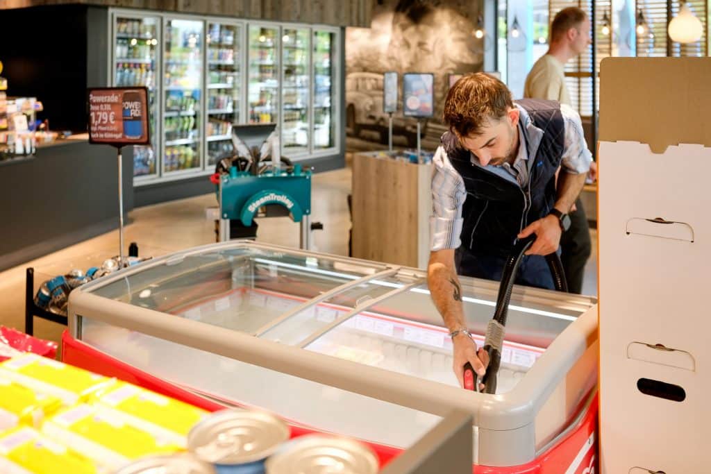 Die Tiefkühltruhe in der Tankstelle reinigt Florian Hofmann mit dem carbon UVC von beam so einfach und schnell wie nie zuvor. Foto: Ingo Jensen/beam