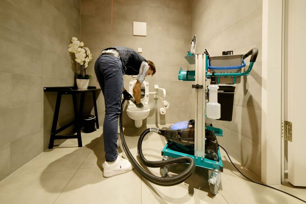 Selbst bei der Toilettenreinigung braucht es dank Trockendampf keine Chemie. Die Luft wird beim Beamen gleich mitgewaschen. Das sorgt für Frische. Foto: Ingo Jensen/beam