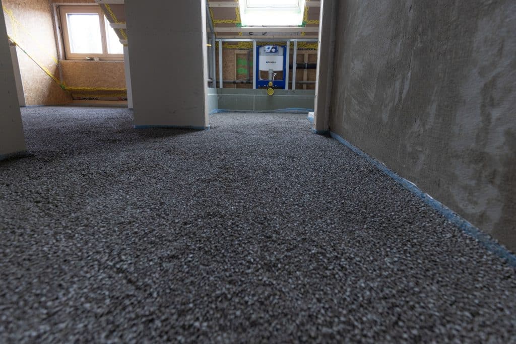 Der Splitt wird elastisch gebunden und erzeugt eine schwingungsdämpfende Ausgleichsschicht. Körper- und Trittschall wird effektiv reduziert. Foto: EPS 