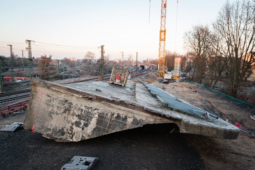 Ein bereits abgebrochenes Segment des ehemaligen Brückenüberbaus am Hauptbahnhof in Hanau. Foto: Max Wild
