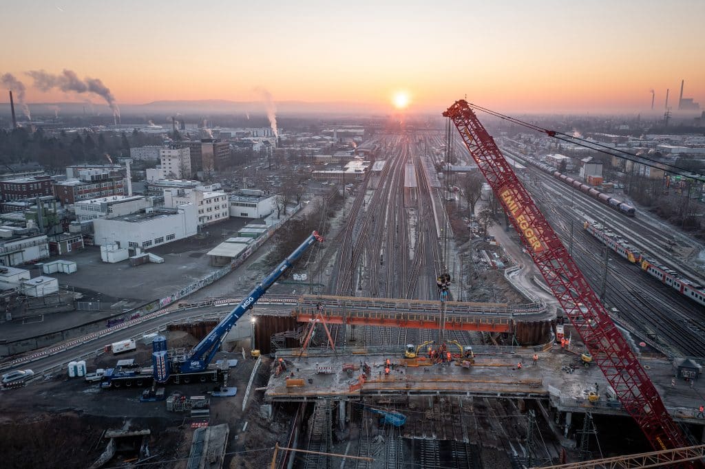 Im ersten Bauabschnitt waren zwei Kräne im Einsatz. Sie hoben mit 15 Hüben insgesamt 1.800 Tonnen Material aus. Foto: Max Wild