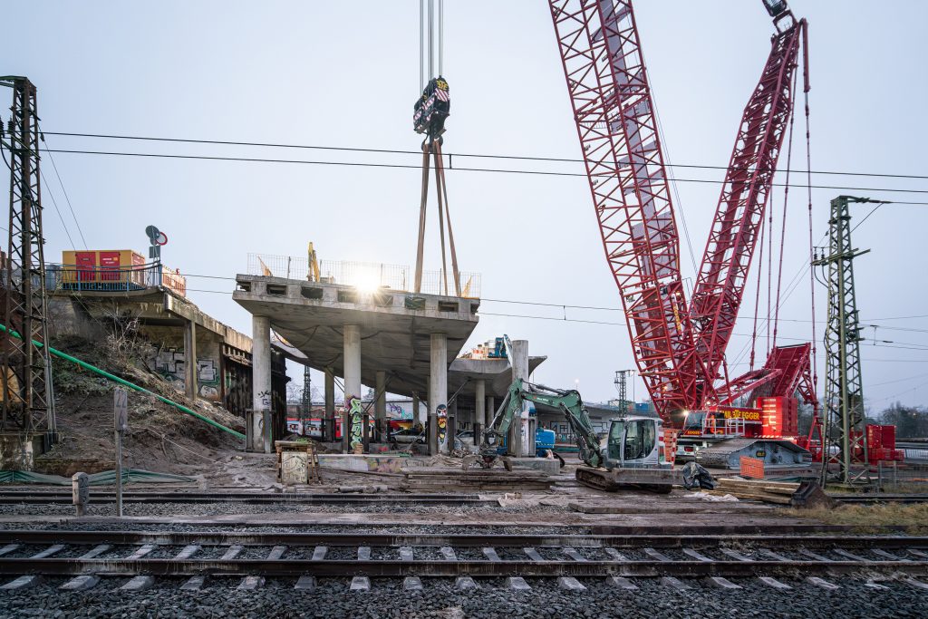 Klare Anforderung für den Brückenrückbau: Die darunter liegenden Gleise und Anlagen dürfen bei den Abbrucharbeiten nicht beschädigt werden. Foto: Max Wild