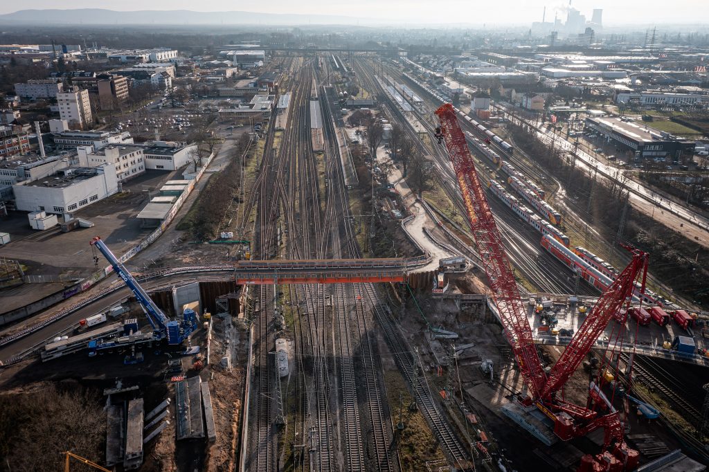 Wenig Platz an den Gleisen: Für den Großkran wurde eine Art Mittelinsel zwischen den Bahngleisen geschaffen. Foto: Max Wild