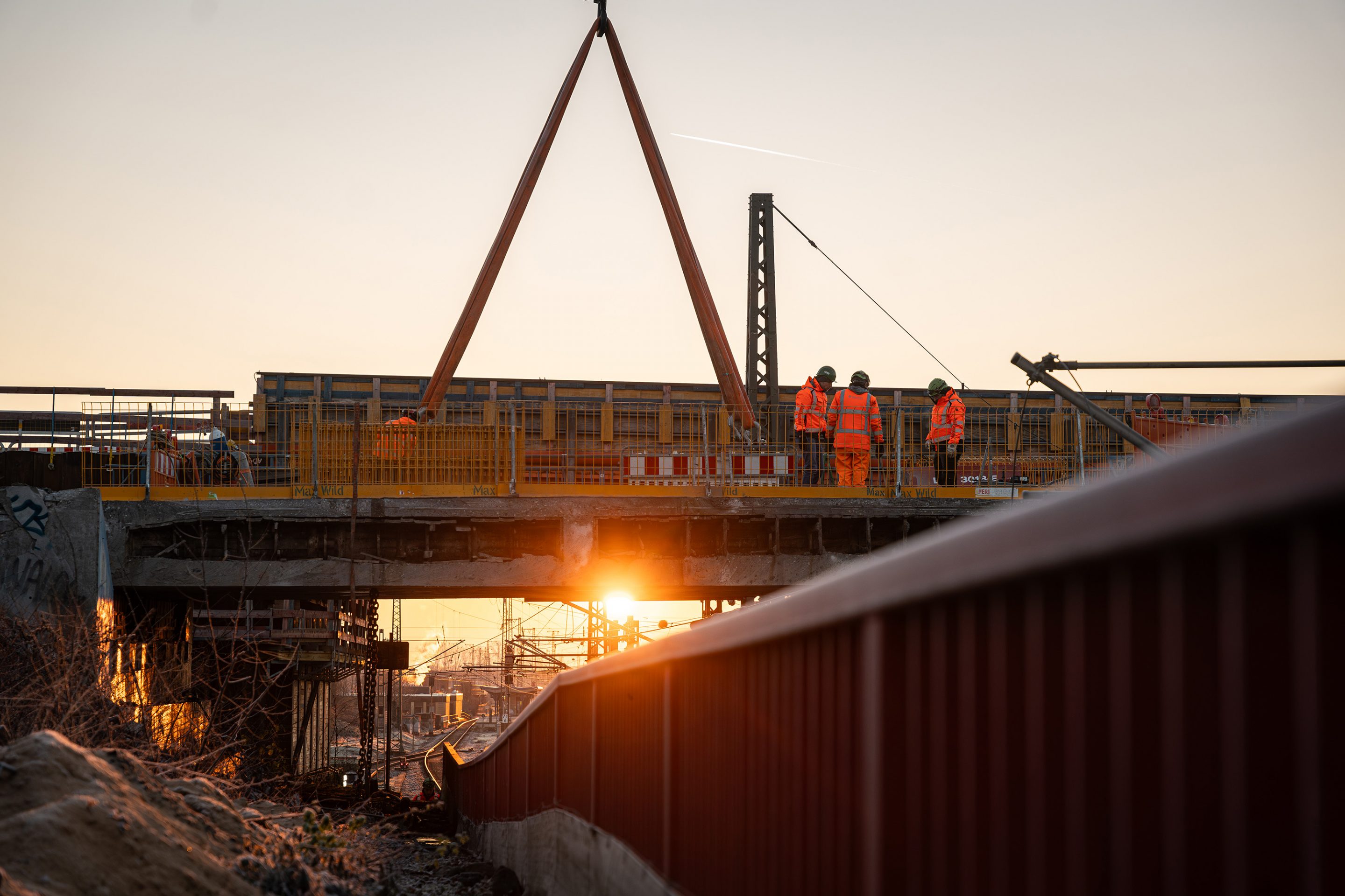 Stück für Stück wurde die ehemalige Bahnhofsbrücke in Haunau mittels Säge- und Krantechnik rückgebaut. Foto: Max Wild