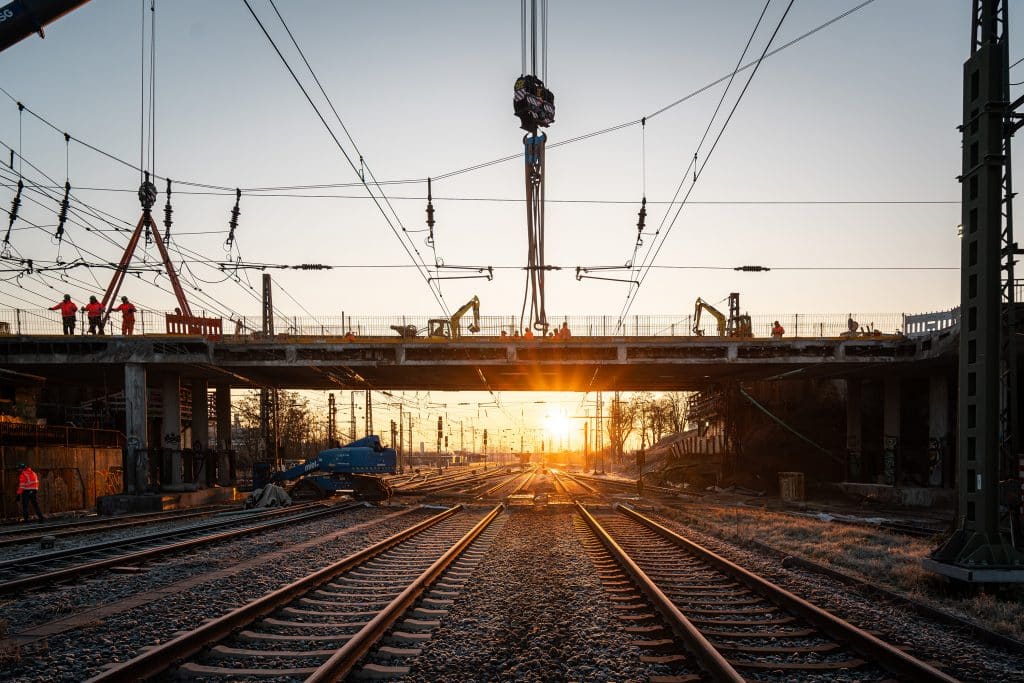 Teil eines Großprojekts: Nach den erfolgreichen Abbrucharbeiten an der Hauptbahnhofbrücke (B43) in Hanau soll bis 2027 eine neue Brücke am Hanauer Hauptbahnhof entstehen. Foto: Max Wild