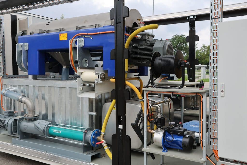 Einblick ins Innere der halbmobilen Mudcleaner-Technologie, als Container auf Abrollgestell. Foto: Max Wild