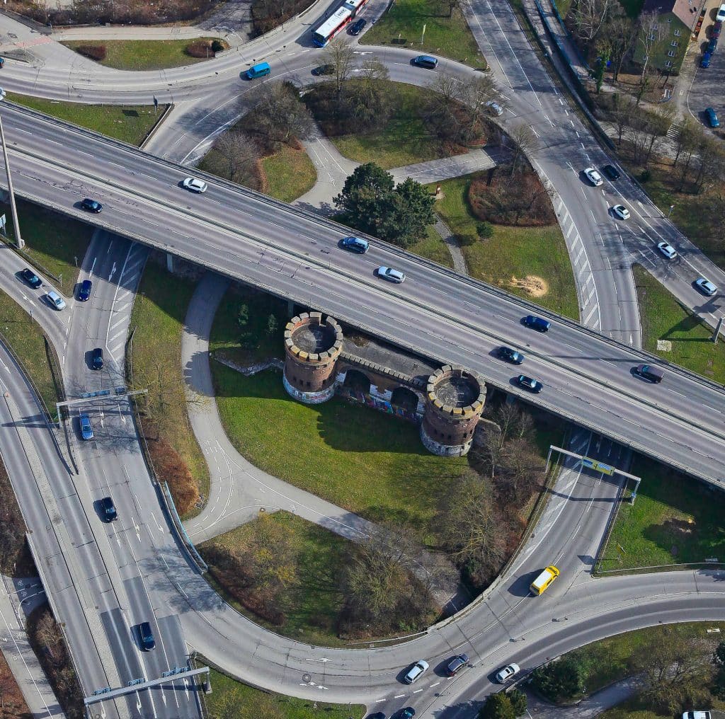 Der Rückbau der 320 Meter langen Brücke über dem Blaubeurer Tor soll im April 2026 beginnen. Foto: Geyer-Luftbild/Stadt Ulm