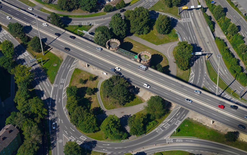 Der Kreisverkehr und die Brücke am Blaubeurer Tor müssen weichen. Der Verkehr wird künftig über einen Tunnel und zwei mit Ampeln signalisierte Kreuzungen geleitet. Foto: Geyer-Luftbild/Stadt Ulm
