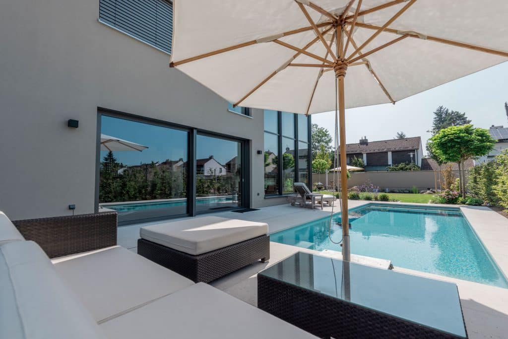 Nicht nur das Passivhaus ist perfekt gedämmt, auch der Swimmingpool im Garten wurde mit der schüttbaren Dämmung von Thermobound gegen Wärmeverlust gesichert. Foto: Matthias Mang/JOMA