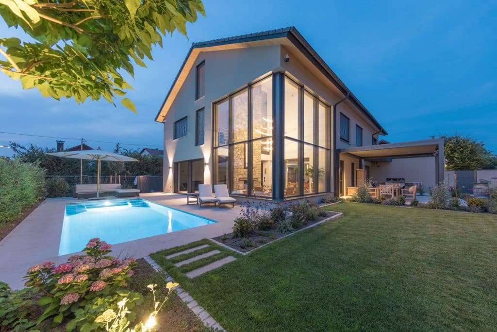 Die Bauherren erfüllten sich den Wunsch nach einem perfekt gedämmten Traumhaus mit gesundem Raumklima. Foto: Matthias Mang/JOMA