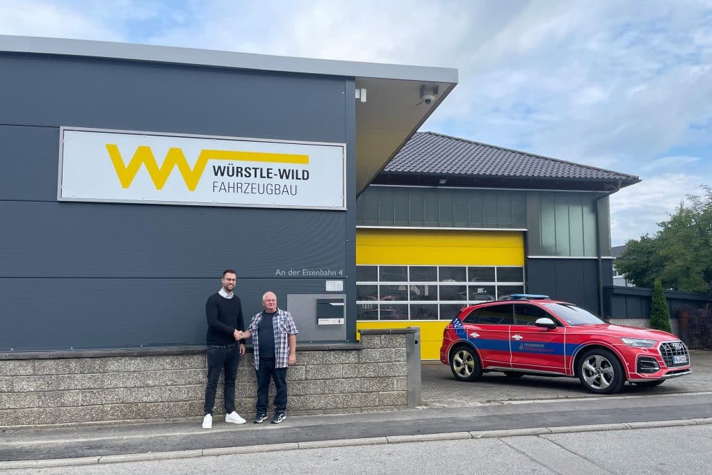 Besiegeln den Start für Würstle-Wild Fahrzeugbau: Daniel Wild (l.) und Andreas Würstle. Foto: Würstle-Wild Fahrzeugbau