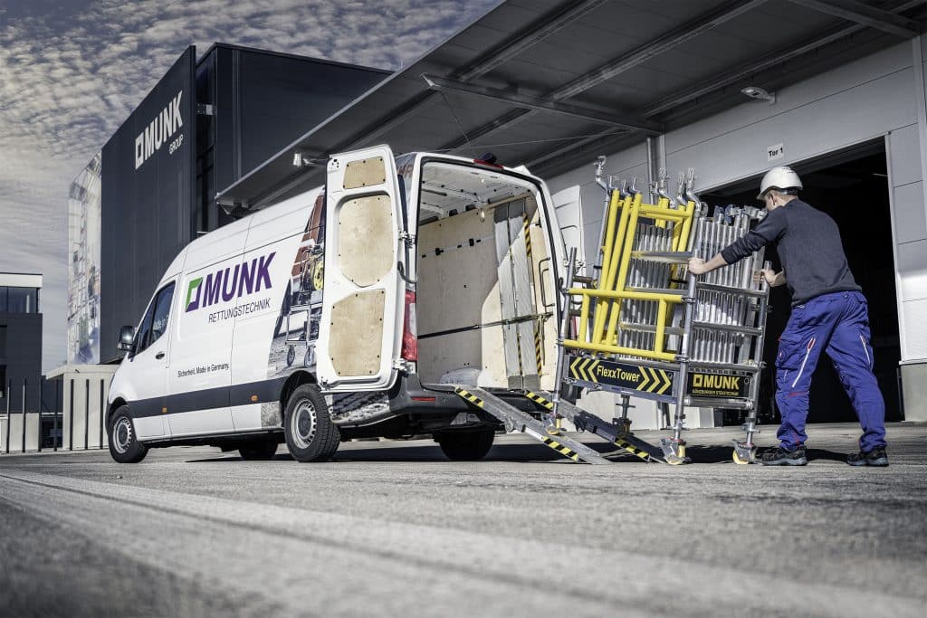 Aus wenigen Einzelteilen des FlexxTowers kann werkzeuglos ein Transportwagen gebaut werden. So lässt sich das Ein-Personen-Gerüst auch in vielen Nutzfahrzeugen transportieren. Foto: Munk Günzburger Steigtechnik