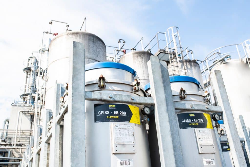 Entsorgen: In den doppelwandigen Sicherheitsgebinden werden Lösemittel-Altwaren gesammelt, gelagert und transportiert