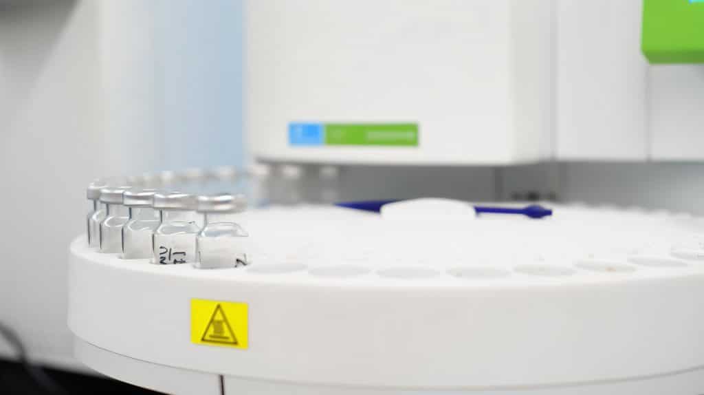 Begleiten: Das unternehmenseigene Labor liefert präzise Analytik, wie hier mittels Gaschromatographen. Foto: Richard Geiss GmbH