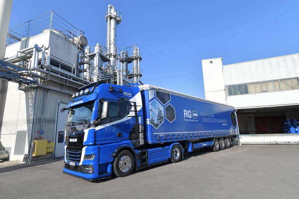 Entsorgen: Die Lkw der Richard Geiss GmbH holen auch die Altware beim Kunden ab. Foto: Richard Geiss GmbH