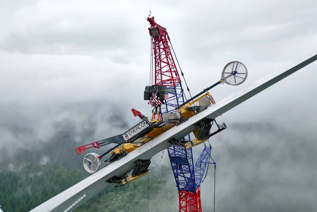 In combination with APS, ematec’s RBC-D enables particularly safe and efficient rotor blade installation. Photo: Ingo Jensen/ematec