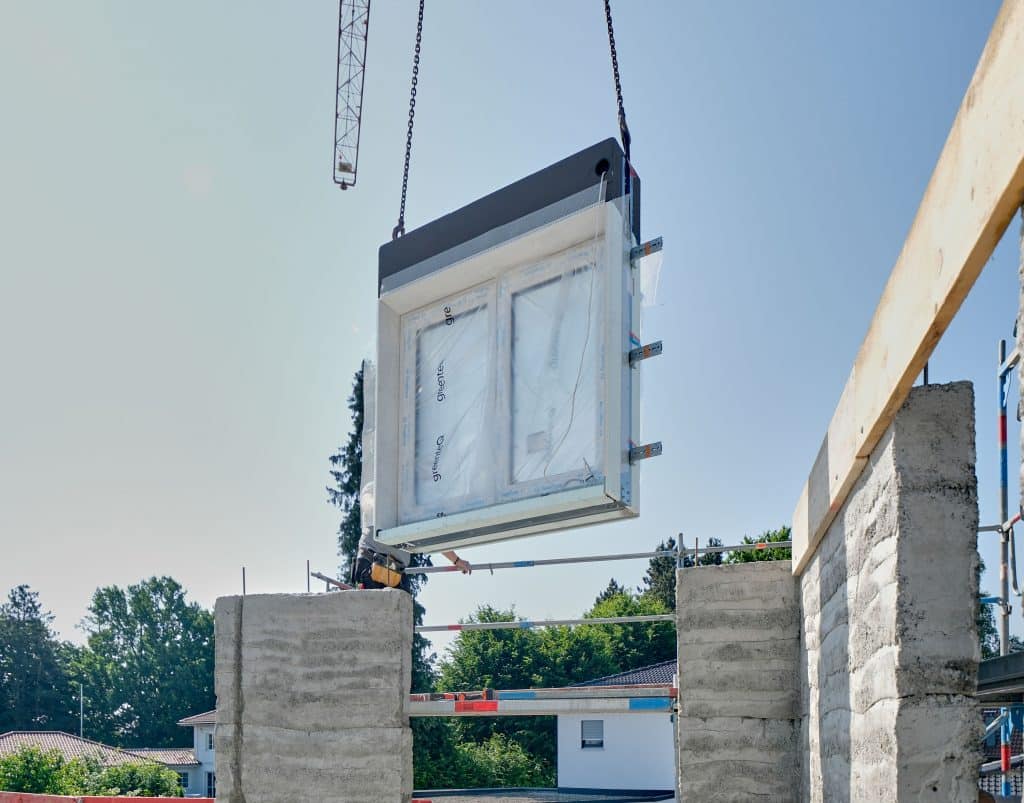 Das Windowment-Element mit Fenster von Gugelfuss wird auf der Baustelle mit dem Kran eingehoben. Foto: Ingo Jensen/Gugelfuss