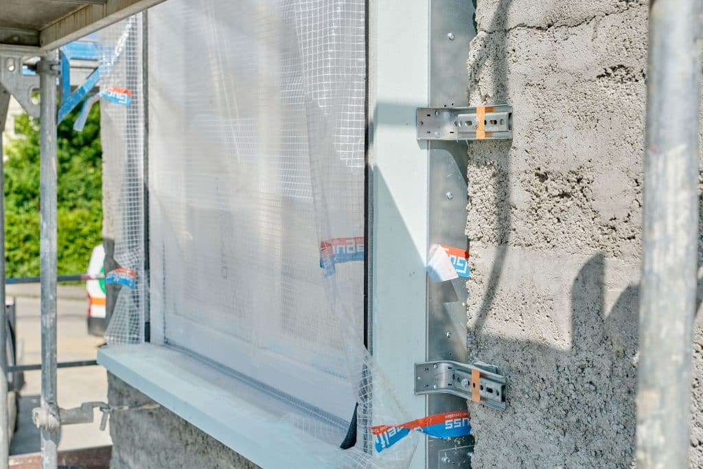 Leichtes Spiel auf der Baustelle: Die Windoment-Elemente mit Fenster von Gugelfuss können einfach lot- und waagrecht ausgerichtet werden. Foto: Ingo Jensen/Gugelfuss
