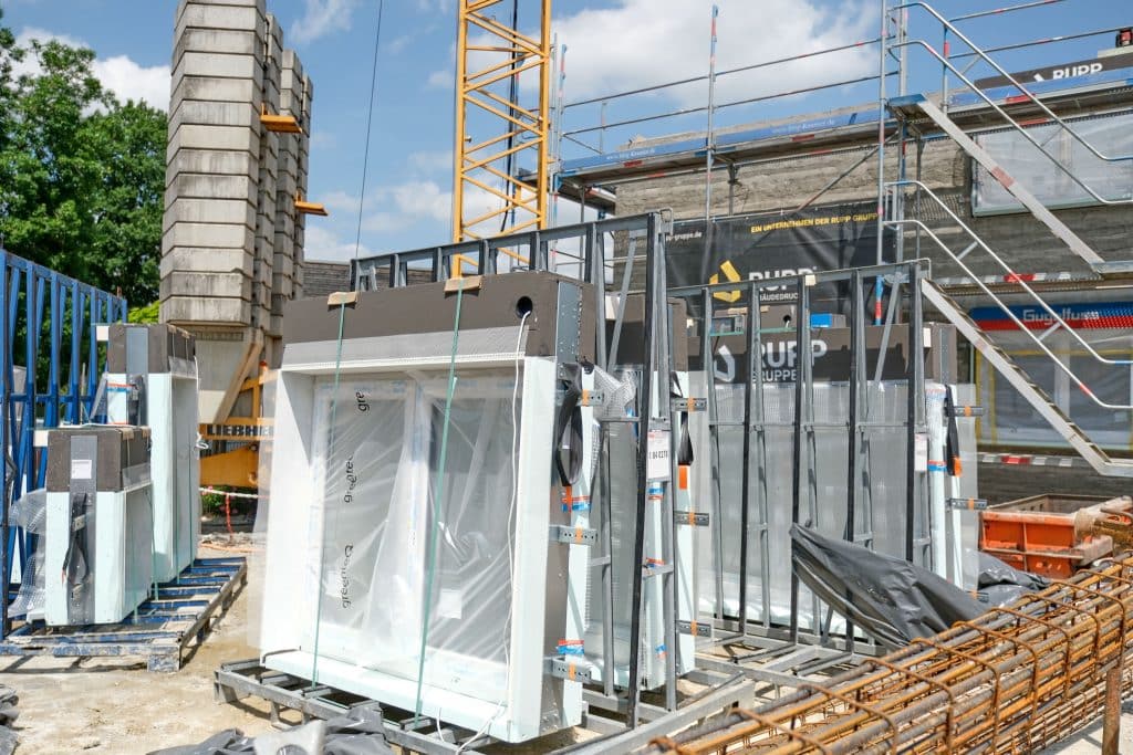 Die Windowment-Elemente mit Fenster von Gugelfuss können je nach Baufortschritt just in time angeliefert und auf der Baustelle geparkt werden. Foto: Ingo Jensen/Gugelfuss