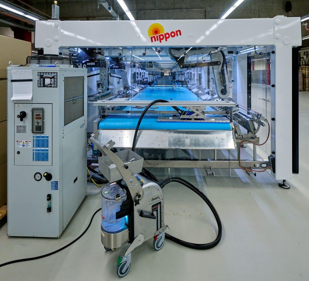 Top-Hygiene in der Produktion für die Puffreis-Schokoladen-Snacks „Nippon“ von Hosta. Dafür sorgen die Bandreinigungseinheit BeBelt und der professionelle Dampfreiniger Blue Evolution XL+ mit Industrieabsaugung von beam. Foto: Ingo Jensen/beam