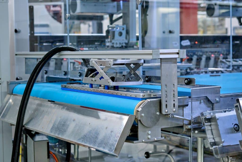 Die Bandreinigungseinheit BeBelt und der Dampfreiniger Blue Evolution XL+ mit Industrieabsaugung von beam sorgen für die HACCP-zertifizierte Hygiene in der Produktion für die Puffreis-Schokoladen-Snacks „Nippon“ von Hosta. Foto: Ingo Jensen/beam